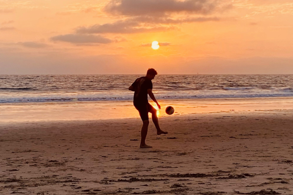 Für Sport ist kaum Zeit. Am Strand von Mexiko nimmt sich "Harti" dann aber doch mal den Ball.