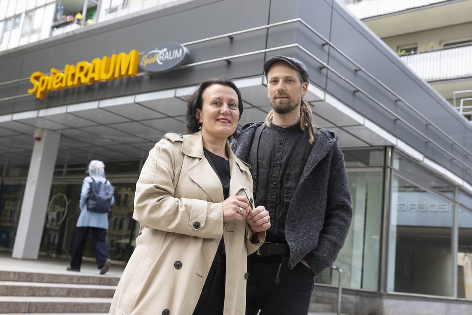 Aus Leerstand wird Kunstraum: Barbara Oehlke (54) mit Alabaster Becher (35) in der Dresdner Hauptstraße.