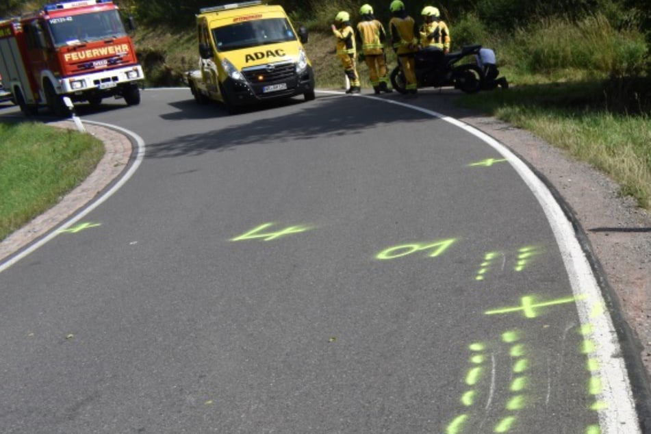 Ein junger Motorradfahrer war auf einer Harzer Landstraße schwer gestürzt.