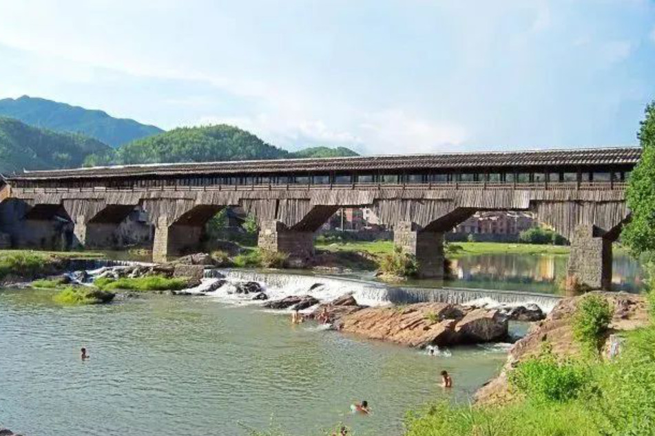 Mit einer Länge von exakt 98,2 Metern war die "Brücke des universellen Friedens" die längste Holzbogenbrücke Chinas.