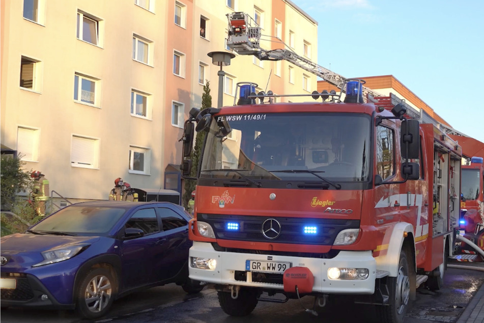 Mithilfe eines Leiternwagens verschaffte sich die Feuerwehr einen direkten Zugang zur Wohnung.