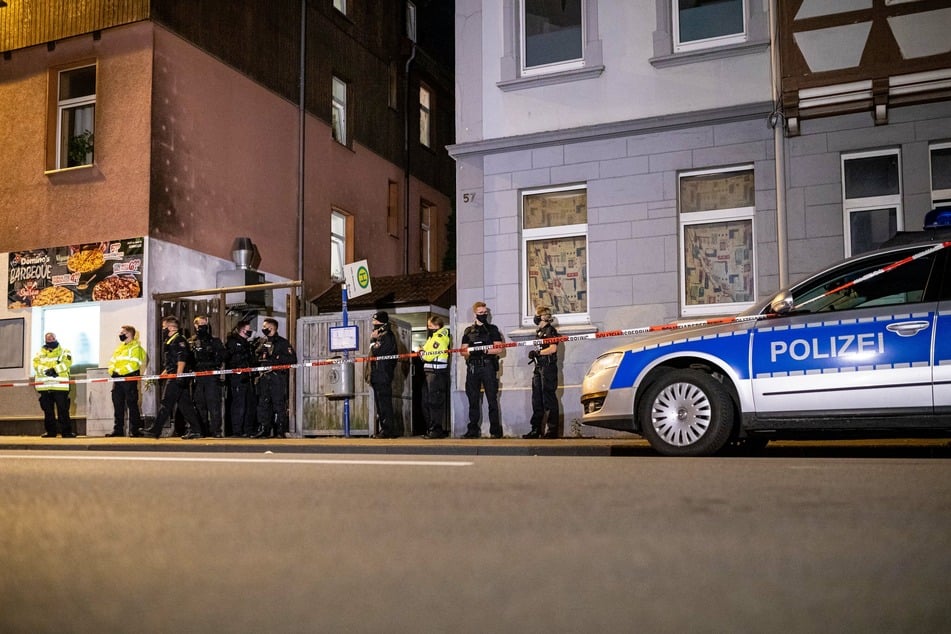 In Celle kam am Montagabend ein Mann ums Leben, einer wurde schwer verletzt.
