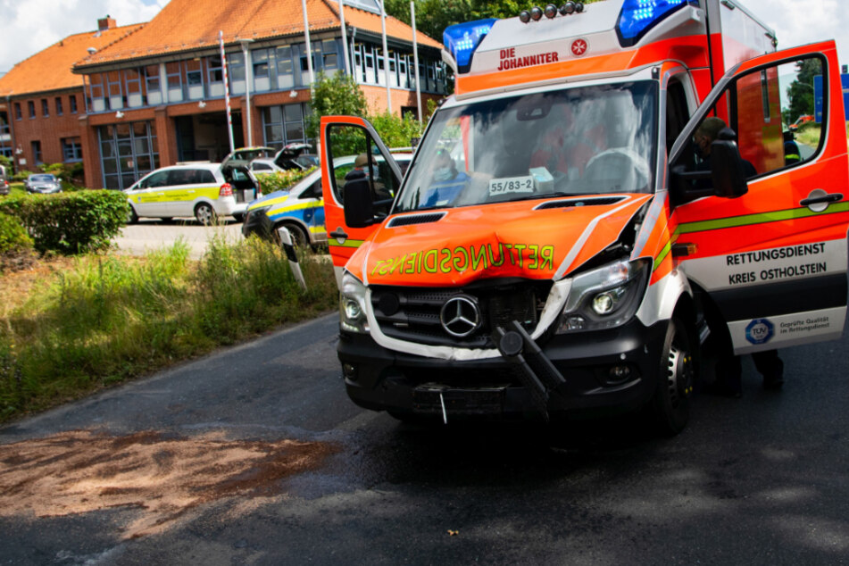 Der Rettungswagen ist von dem Unfall stark beschädigt.