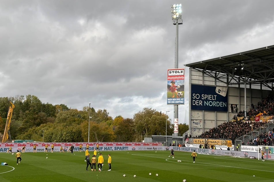 1500 Fans sind aus Dresden angereist, viele haben das ganze Wochenende in Kiel verbracht.