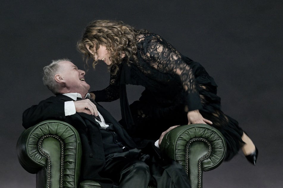 Inszenierungsfoto von "Eines langen Tages Reise in die Nacht" mit Torsten Ranft und Cordelia Wege.