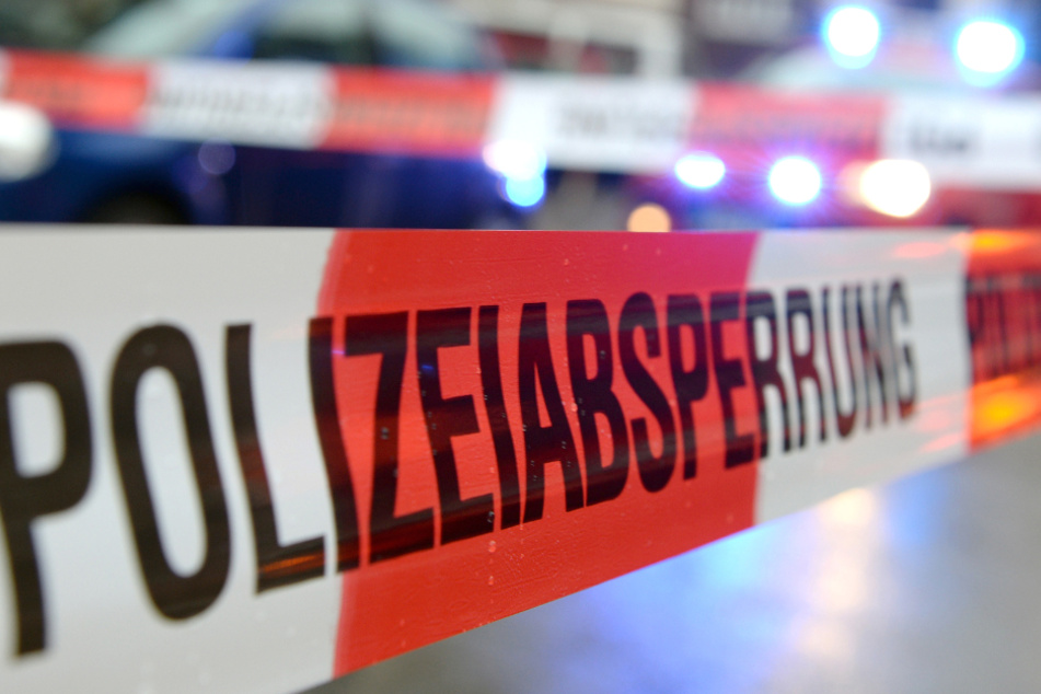 Mord? Passanten entdecken leblose Frau auf der Straße