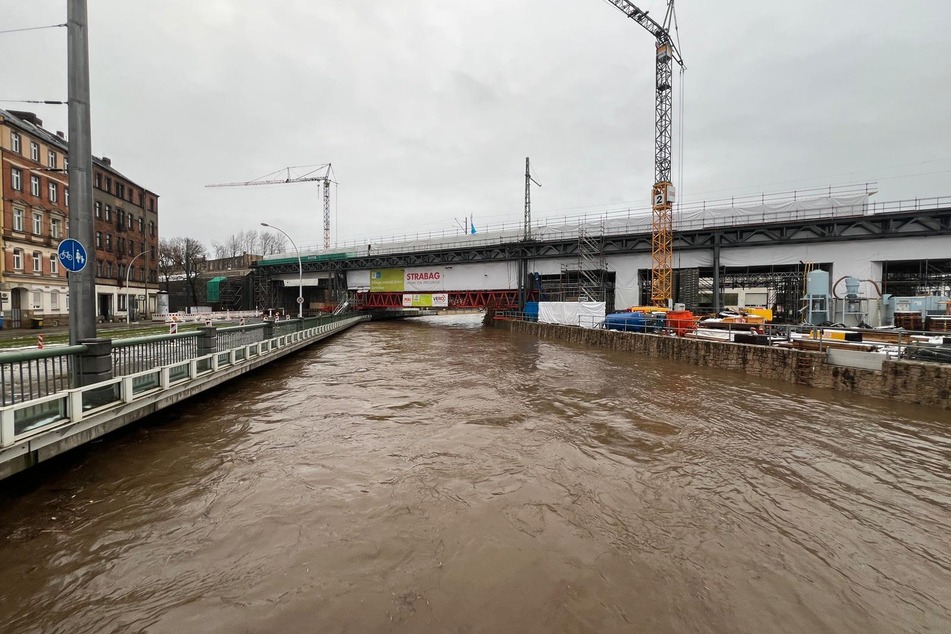 Blick auf das Viadukt an der Annaberger Straße. Der Pegel der Chemnitz ist gegen 8.45 Uhr auf knapp 3 Meter angestiegen.