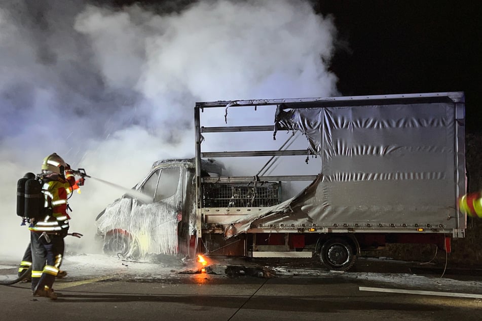 Unfall A4: A4 Richtung Frankfurt: Transporter-Fahrer kracht mit Tier zusammen, dann brennt sein Fahrzeug