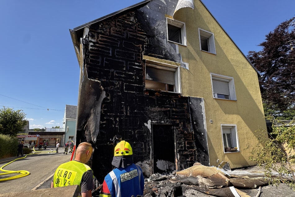Das Feuer breitete sich über die Fassade bis unter das Dach des Hauses aus.