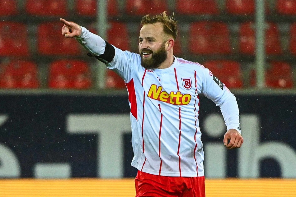 Anschließend wechselte er zum SSV Jahn Regensburg und spielte dort weitere zwei Jahre.