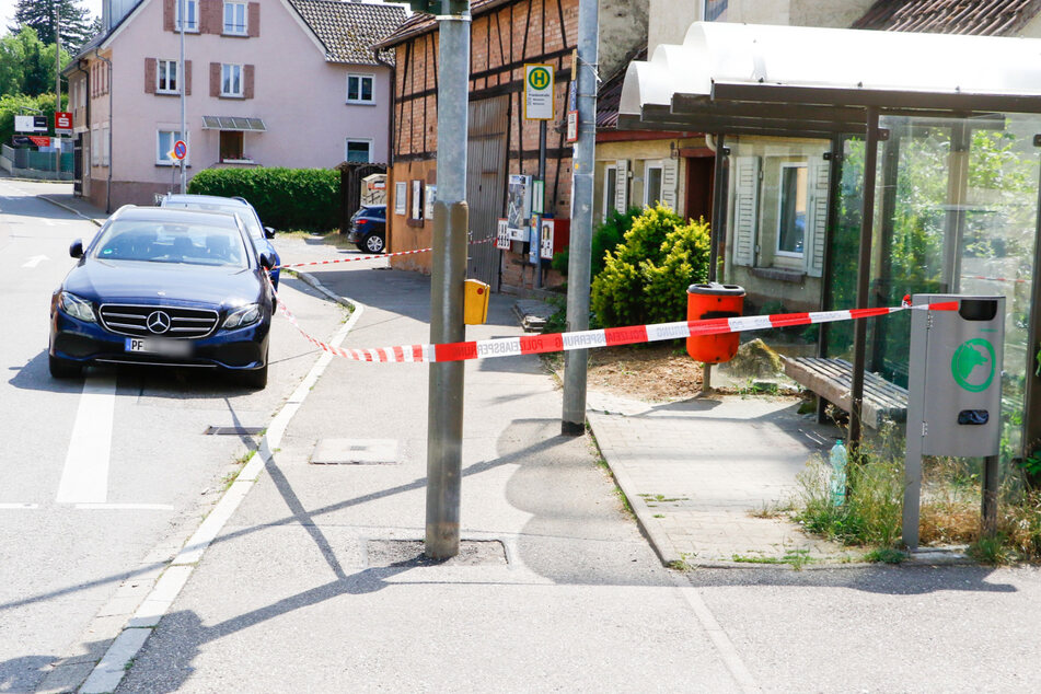 Die Frau wurde an einer Bushaltestelle attackiert.