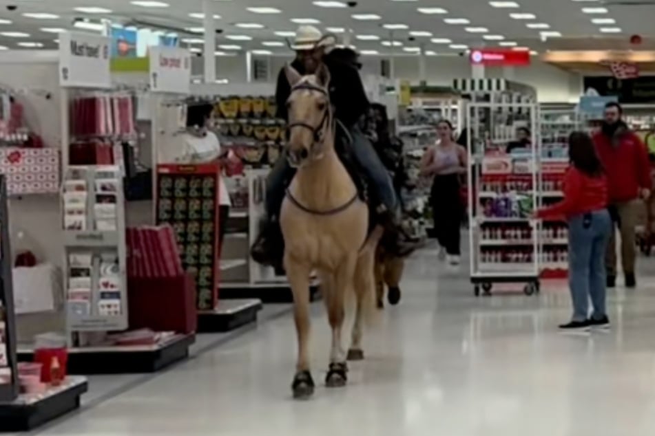 Stephen Harmon se lanzó contra una tienda Target montado en un caballo, provocando gran revuelo.