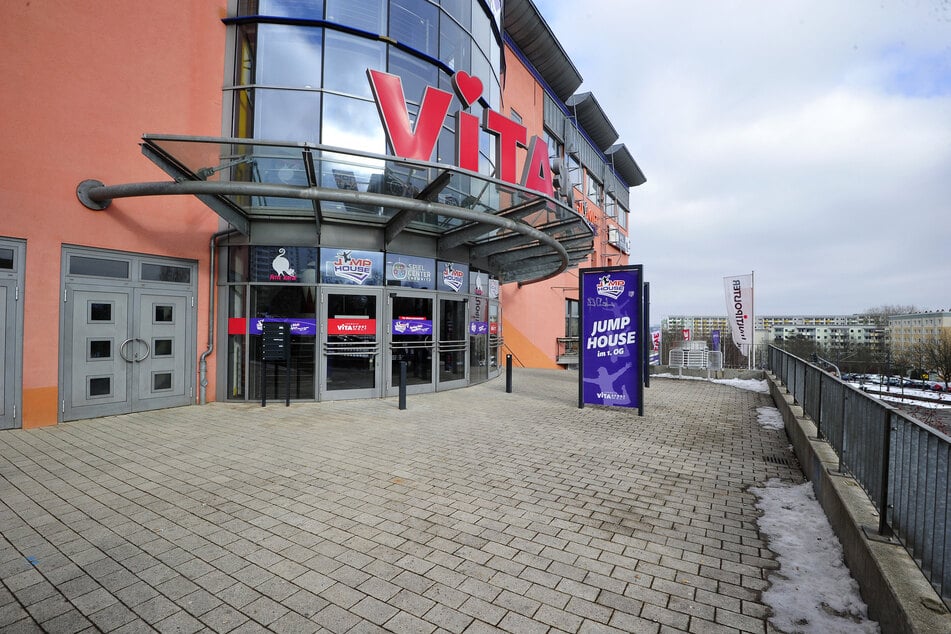 Der Mann schleppte den Pin bis vor den Eingang des Vita-Centers.