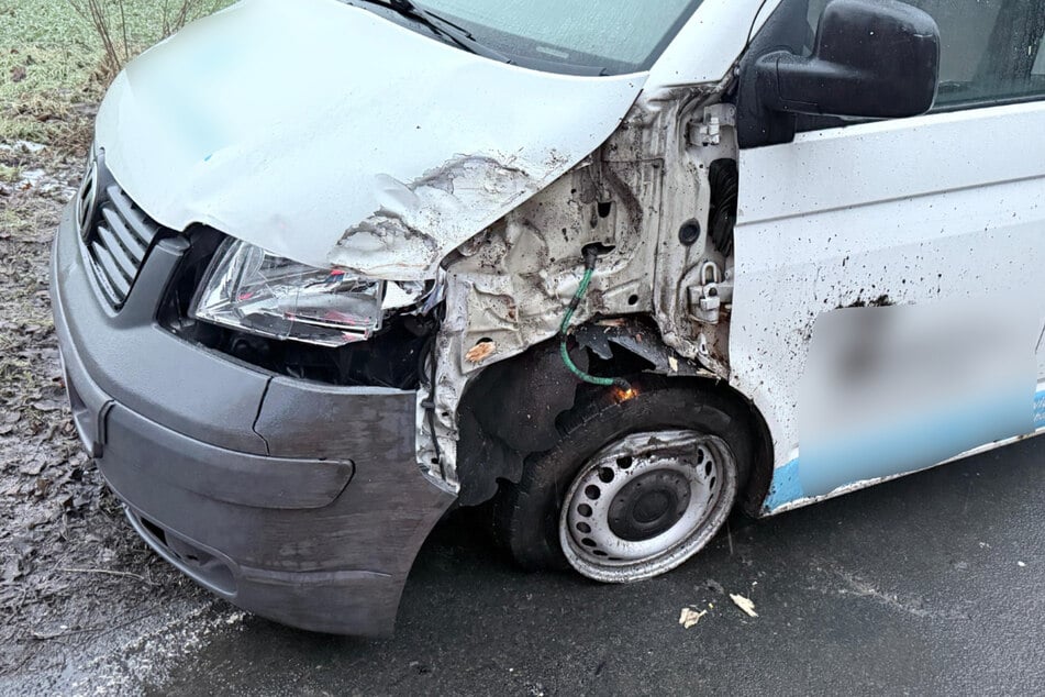 Der Transporter kollidierte mit einem Baum.