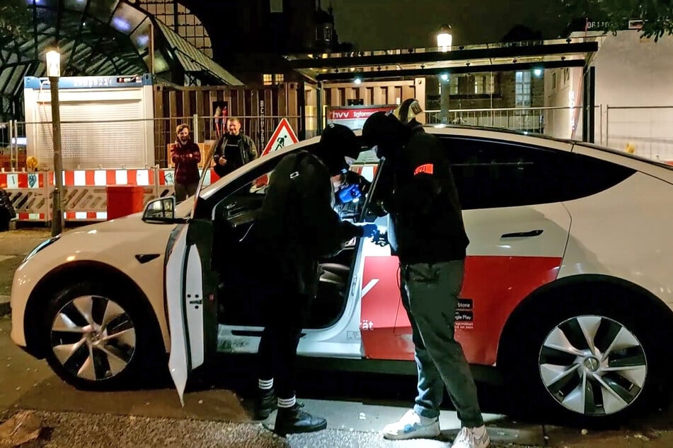 Zivilbeamten durchsuchten das Taxi an einer Bushaltestelle direkt zwischen dem Hauptbahnhof und dem Deutschen Schauspielhaus.