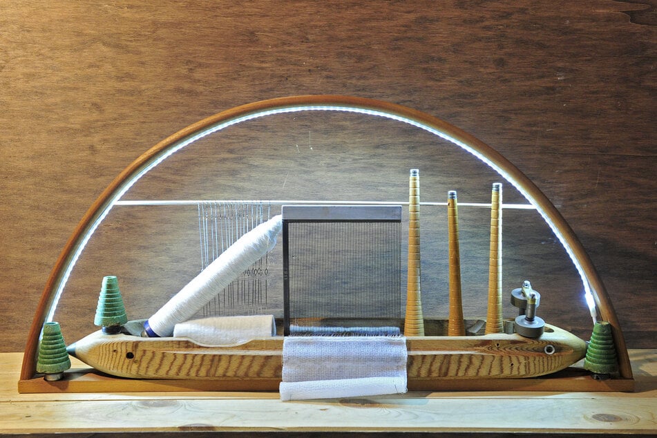 Tradition aus dem Vogtland: Dieses Exemplar zeigt detailreich einen alten Webstuhl.