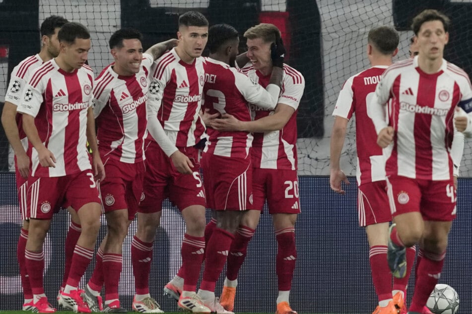 Schon in der 2. Spielminute durften die Gastgeber nach einem wuchtigen Kopfball von Costinha (3.v.r.) jubeln.