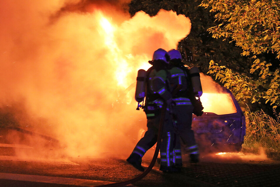 Die Flammen schlugen meterhoch aus dem Auto.