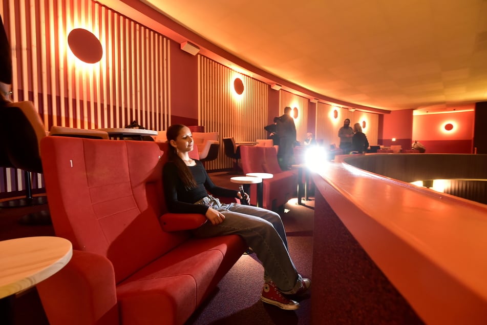 In den Doppelsitzen im Metropol kann man es sich am Samstag zu zweit bei einem Liebesfilm bequem machen.