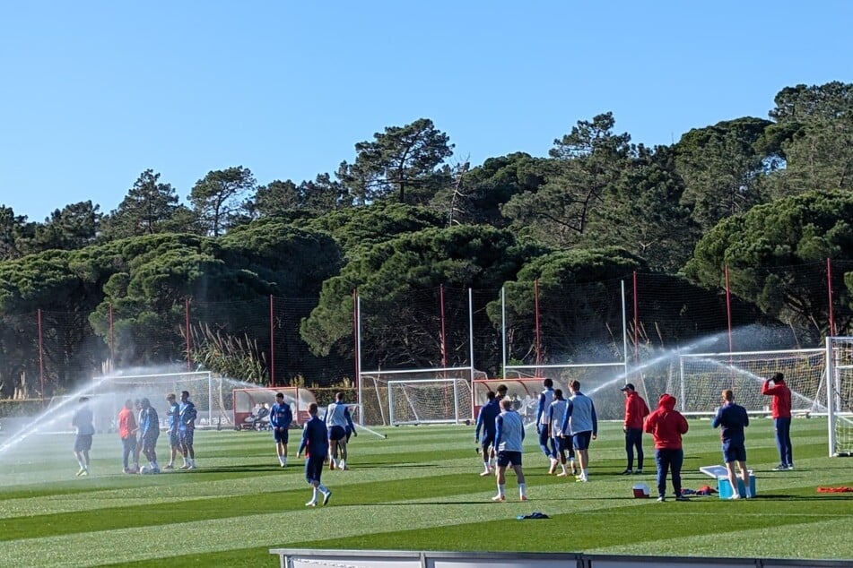 Wolkenloser Himmel zum Trainingsstart am Montag.