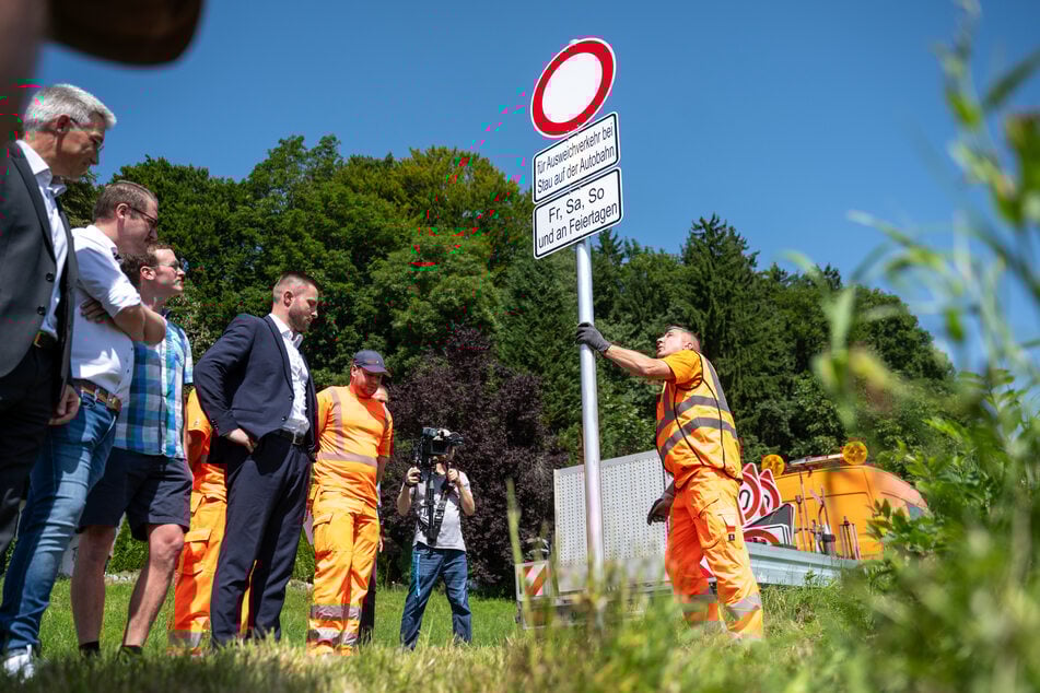 Wer bei Stau auf der Autobahn auf Landstraßen ausweicht, muss im Landkreis Rosenheim künftig mit Bußgeld rechnen.