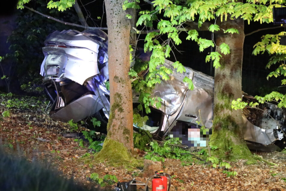 Tödlicher Unfall auf B173: Auto überschlägt sich und landet im Wald