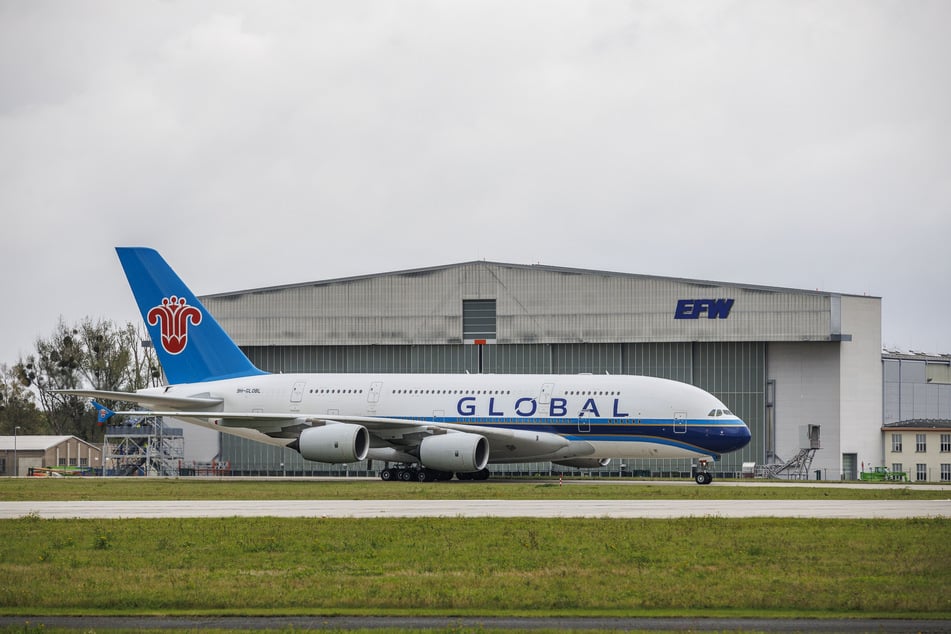 Ein A380 - das größte Passagierflugzeug der Welt - ist über drei Monate bei den Elbe Flugzeugwerken gründlich durchgecheckt worden. (Archivbild)