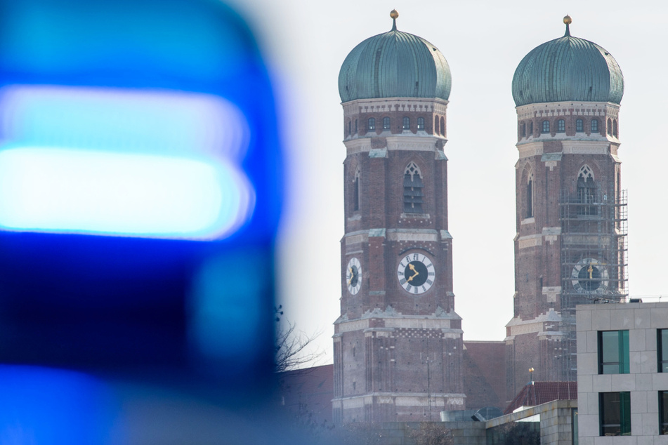 Eine Passantin hat im Münchner Stadtteil Harlaching an einem Fußweg an der Isar die Leiche eines Mannes entdeckt. (Symbolbild)