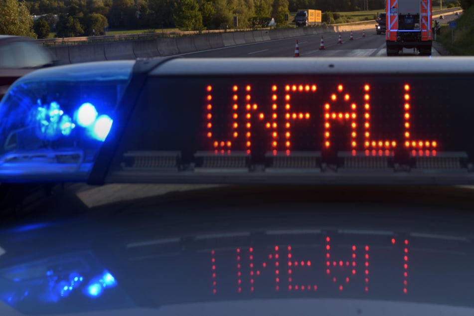 Nach einer Unfallflucht in München-Trudering fahndet die Polizei nach einem weißen Auto. (Symbolbild)