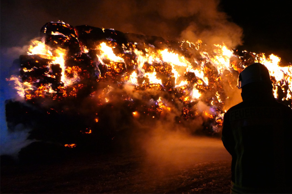 Flammeninferno auf sächsischem Feld! Hunderte Strohballen abgefackelt