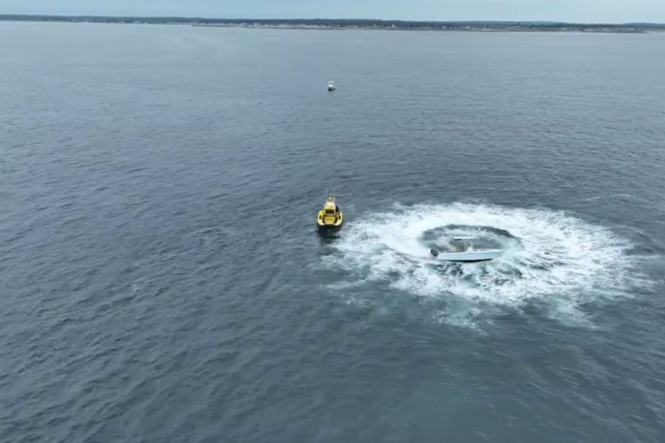 Zwei Männer wurden von einem Motorboot geschleudert. Das Boot begann sich daraufhin unkontrolliert im Kreis zu drehen.