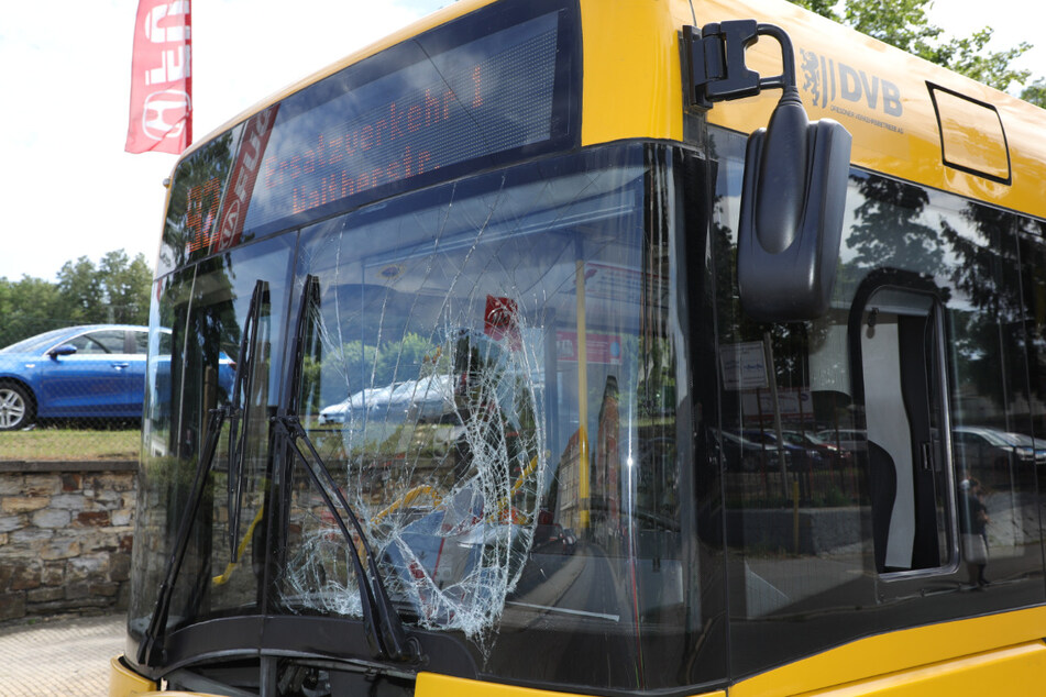 Die Frau prallte frontal mit dem Bus zusammen.