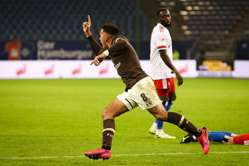 Rodrigo Zalazar vom FC St. Pauli jubelte nach seinem Treffer zum 1:1 gegen Hamburger SV.
