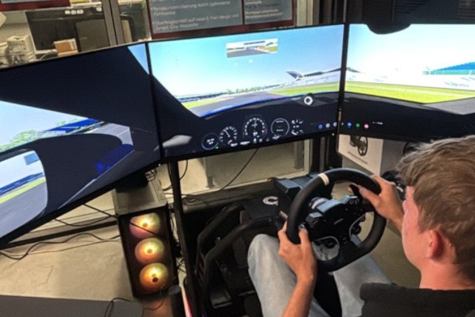 Ein Student testet den E-Racing-Simulator.