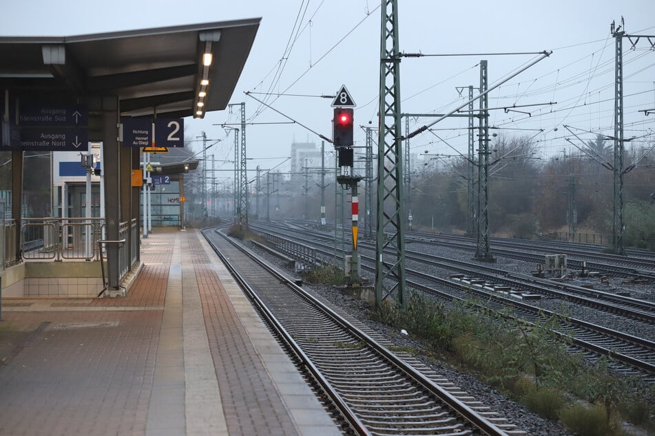 Die Bahnsteige am S-Bahnhof Köln-Steinstraße sind aktuell leergefegt.