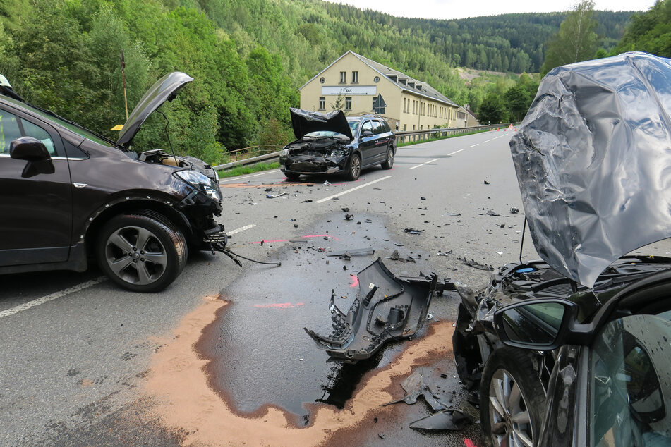 Bei dem Unfall wurden vier Personen verletzt.