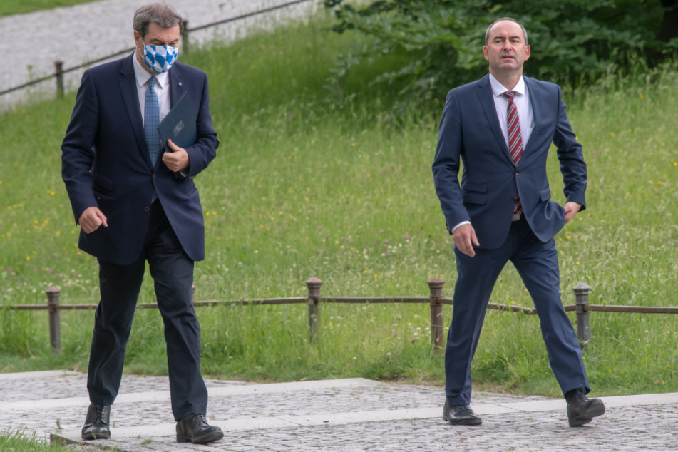 Markus Söder (l. CSU), Ministerpräsident von Bayern, und Hubert Aiwanger (Freie Wähler), stellvertretender Ministerpräsident und Staatsminister für Wirtschaft, Landentwicklung und Energie.