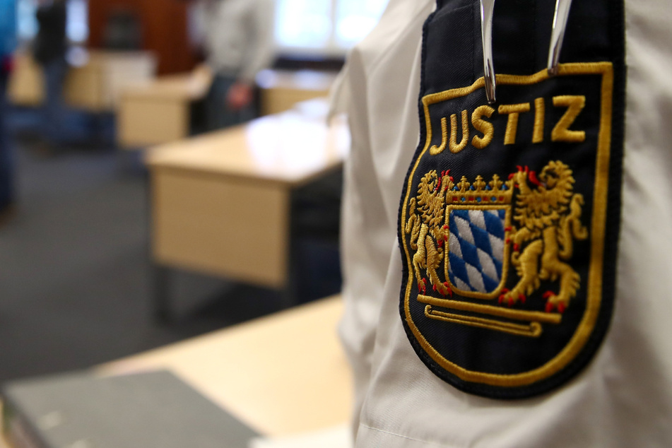 Degen-Attacke auf Passanten: 66-Jährige in Bayern vor Gericht