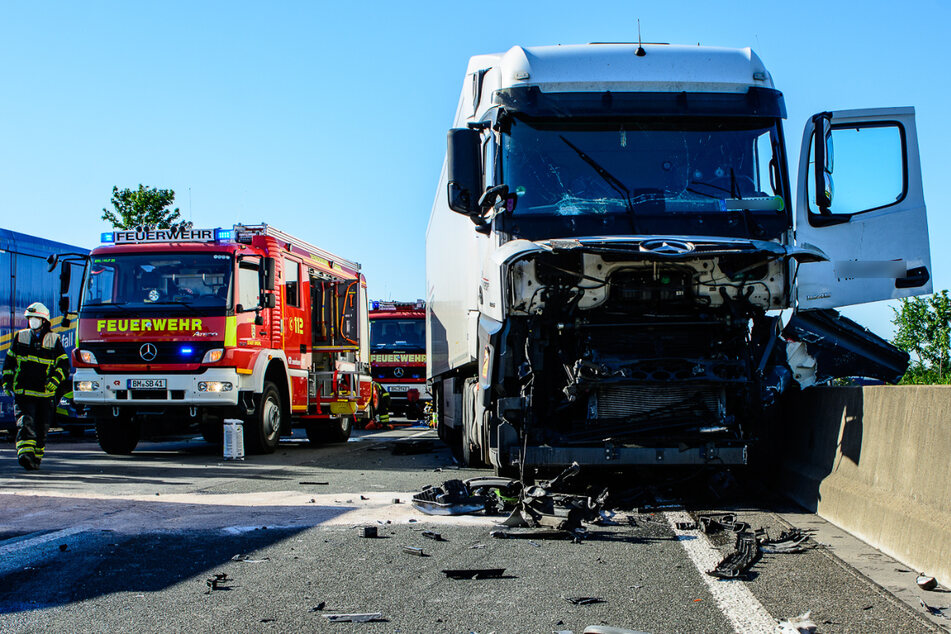 Unfall A1: Lkw-Unfall auf der A1: Fünf Personen teils schwer verletzt