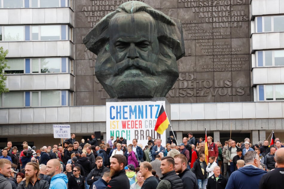 Am 1. September 2018 gab es in Chemnitz eine rechtsextreme Demo und eine Gegendemo mit insgesamt rund 11.000 Teilnehmern. Die Stimmung war aufgeheizt.