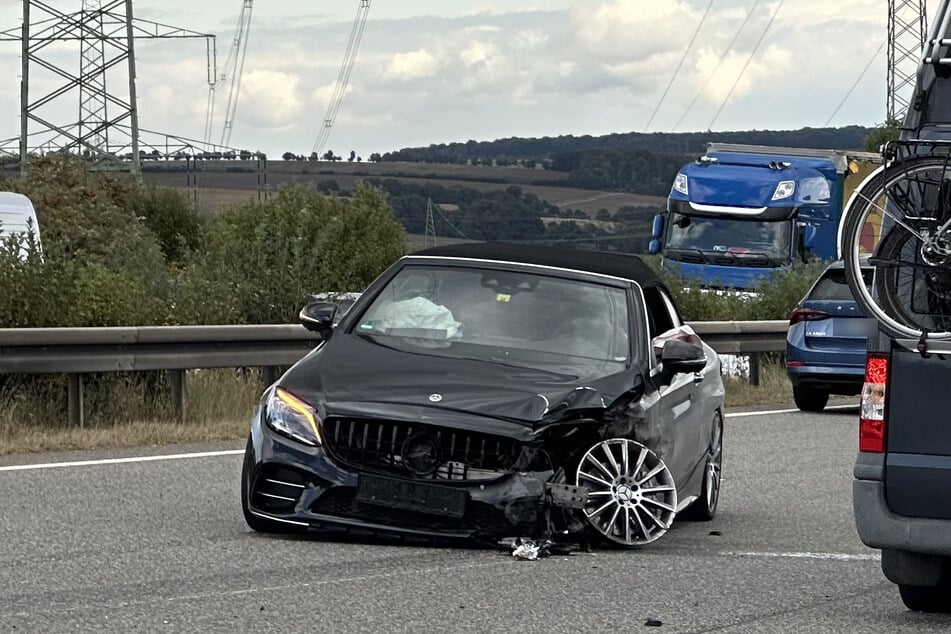 Dieser Mercedes-Sportwagen knallte auf der A4 bei Weimar mit voller Wucht gegen die Mittelleitplanke - Totalschaden.