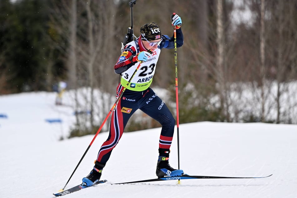 Norwegens Staffel-Schlussläufer Isak Frey (21) kostete seine letzte Runde bei der Biathlon-EM voll aus.