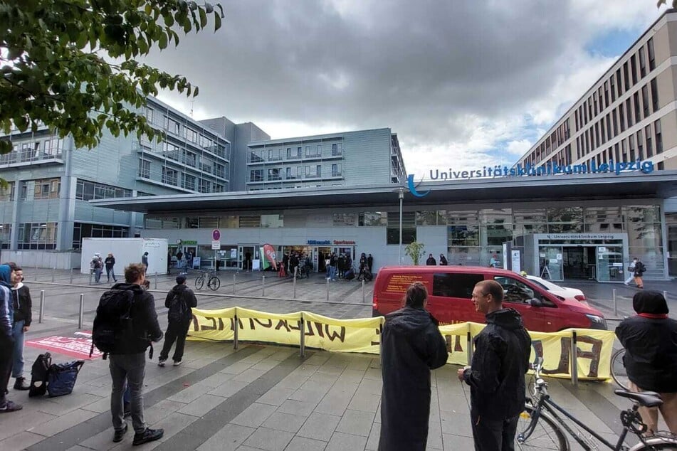 Etwa 100 Menschen haben am Freitag an der Leipziger Uniklinik gegen die Abschiebung von Mohammad K. demonstriert.