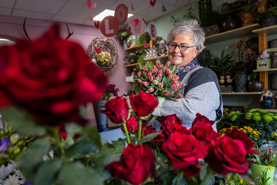 Blumenhändlerin Sylke Nagel (54) mit Rosen und Tulpen.