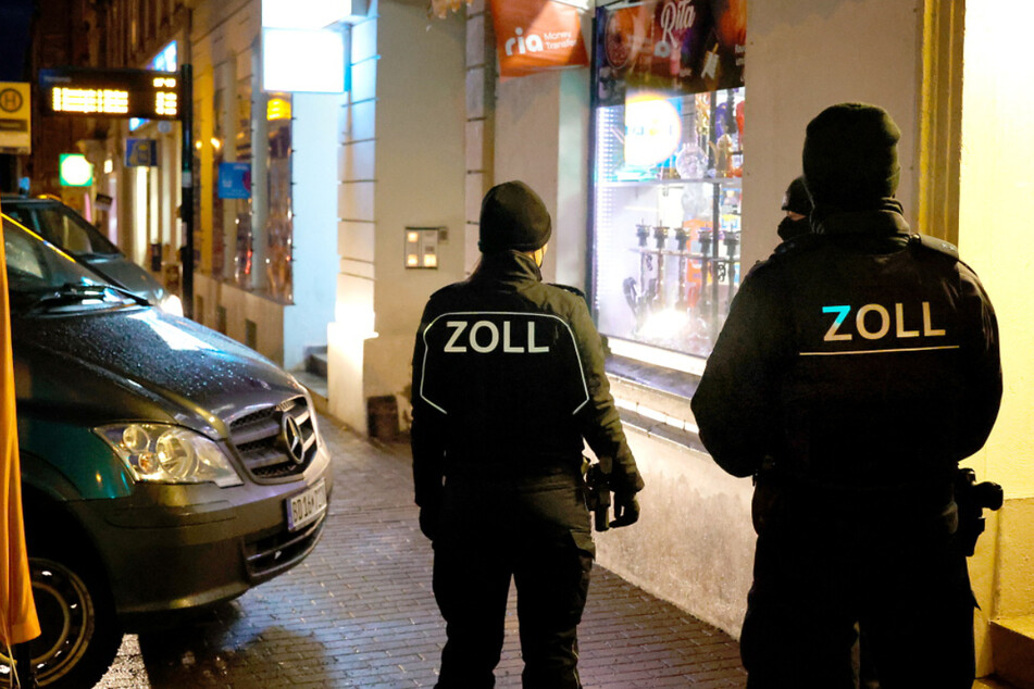 Etwa 30 Zollbeamte waren mit der Unterstützung von der sächsischen Polizei auf dem Sonnenberg unterwegs und kontrollierte mehrere Geschäfte.
