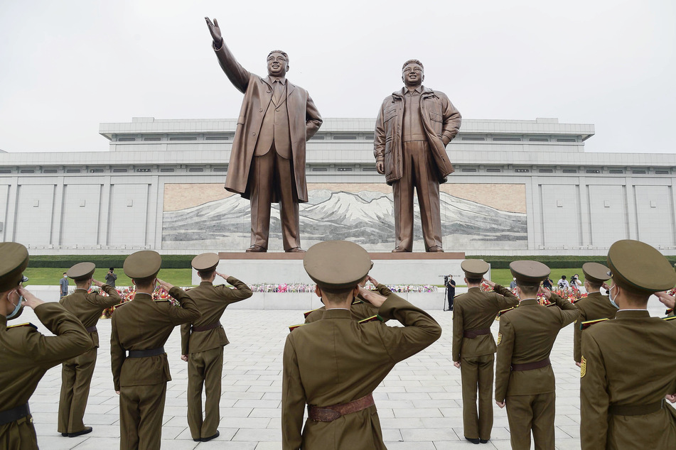 Nordkoreanische Soldaten salutieren auf dem Mansu-Hügel anlässlich des 72. Jahrestages der Gründung des Landes.