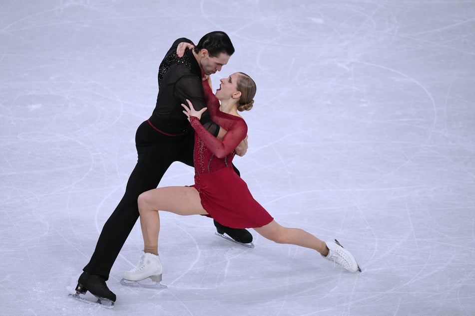 Minerva Hase und Nikita Volodin sind nach einem brillanten Auftritt auf Goldkurs.
