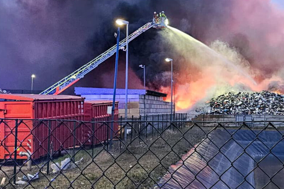 Die Feuerwehr schätzt, dass knapp 250 Tonnen Elektroschrott in Flammen stehen.
