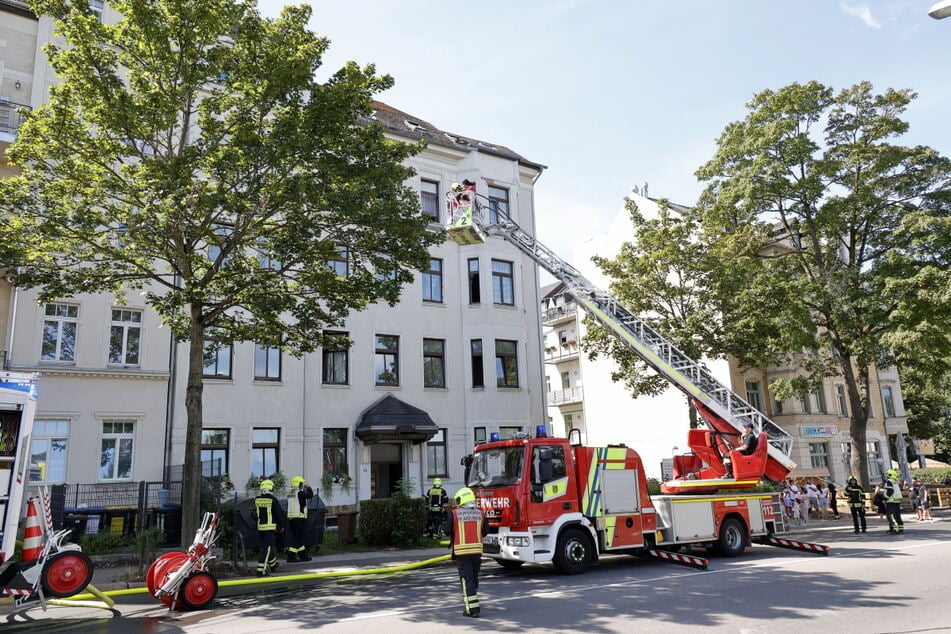 Die Feuerwehr löschte den Brand in der Heinrich-Schütz-Straße.