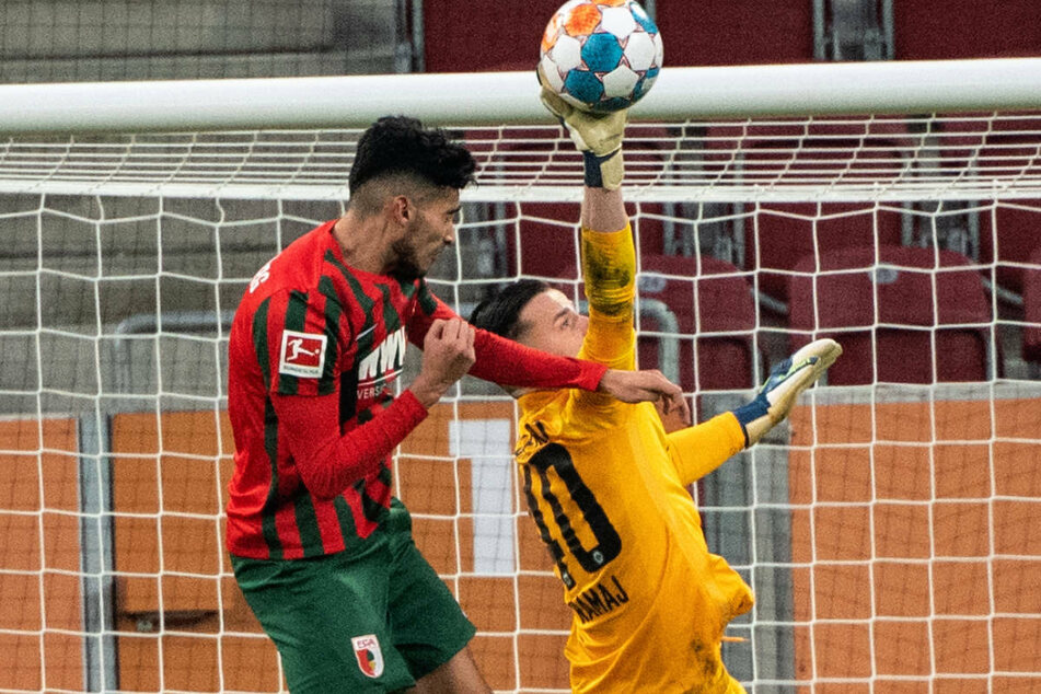 Frankfurts Ersatzkeeper Diant Ramaj (19, r.) rettet gegen FCA-Neuzugang Ricardo Pepi (19).